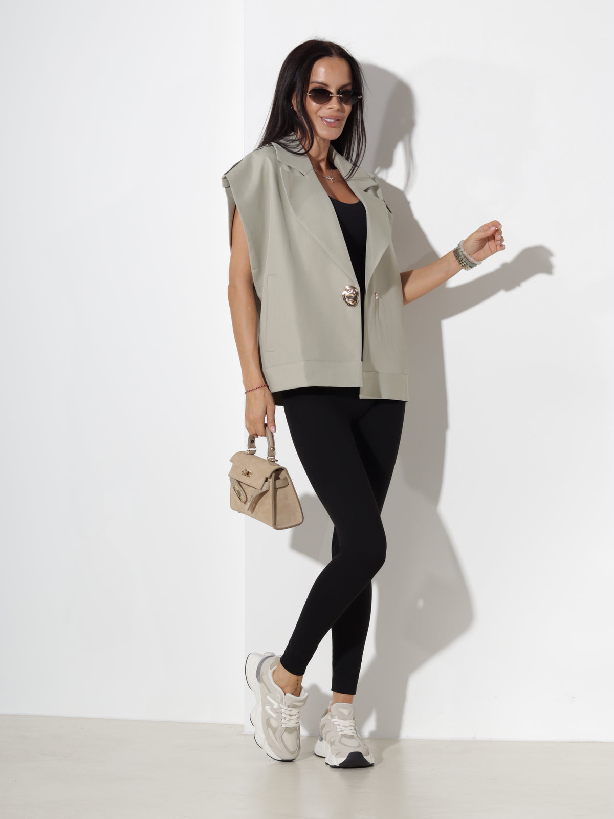 Zaļa oversize veste ar zelta krāsas spiedpogu un platu apkakli - 20366