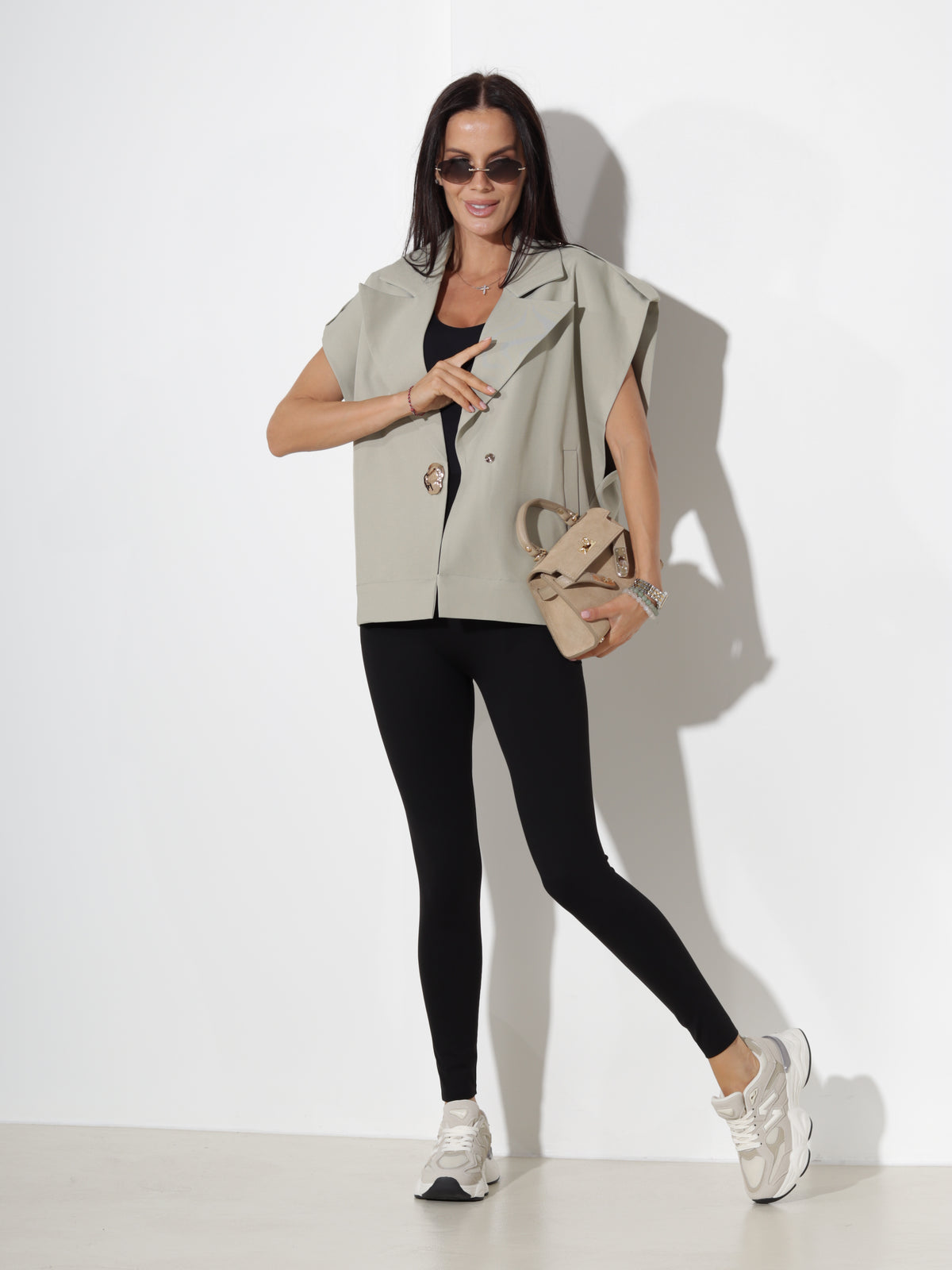 Zaļa oversize veste ar zelta krāsas spiedpogu un platu apkakli - 20366