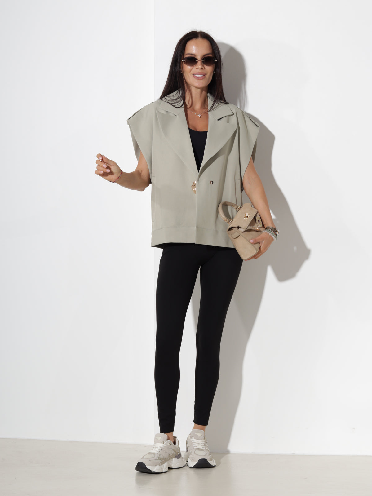 Zaļa oversize veste ar zelta krāsas spiedpogu un platu apkakli - 20366
