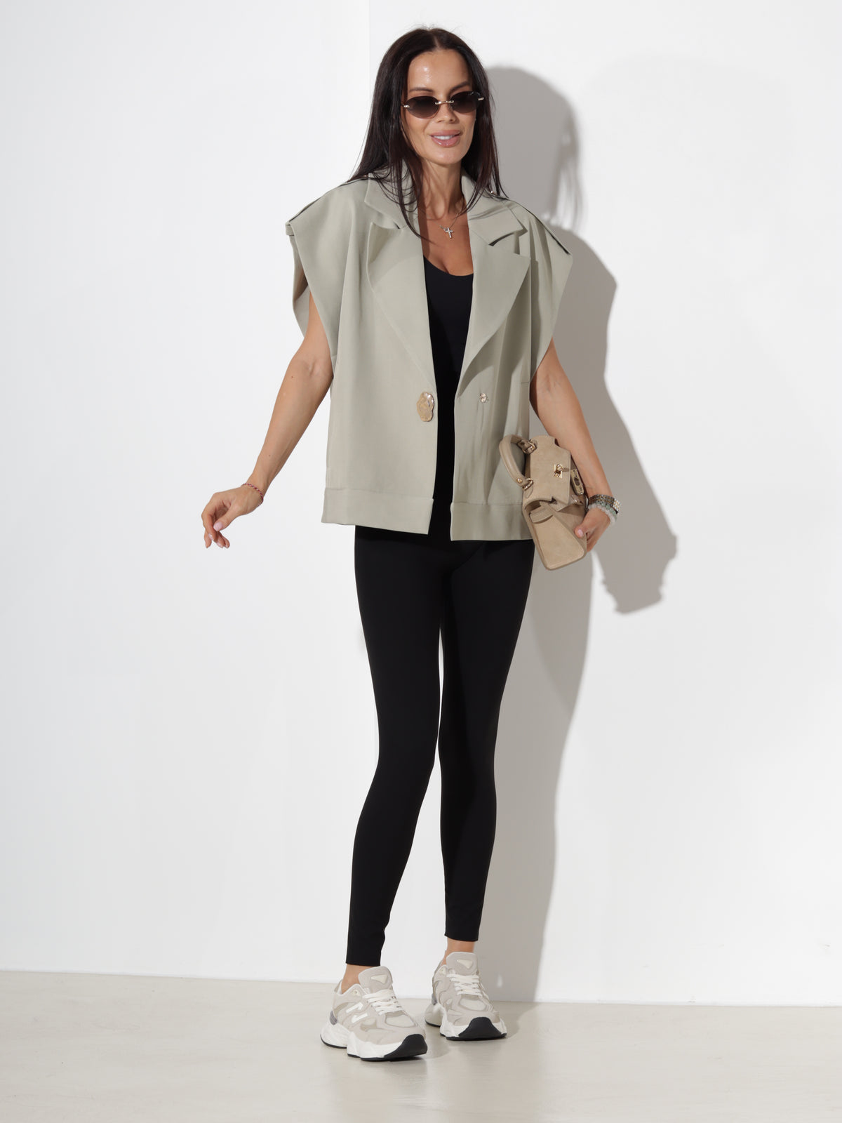 Zaļa oversize veste ar zelta krāsas spiedpogu un platu apkakli - 20366