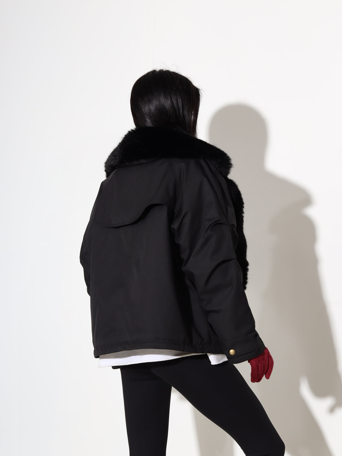 Melna īsa virsjaka ar noņemamu pūku - 17914