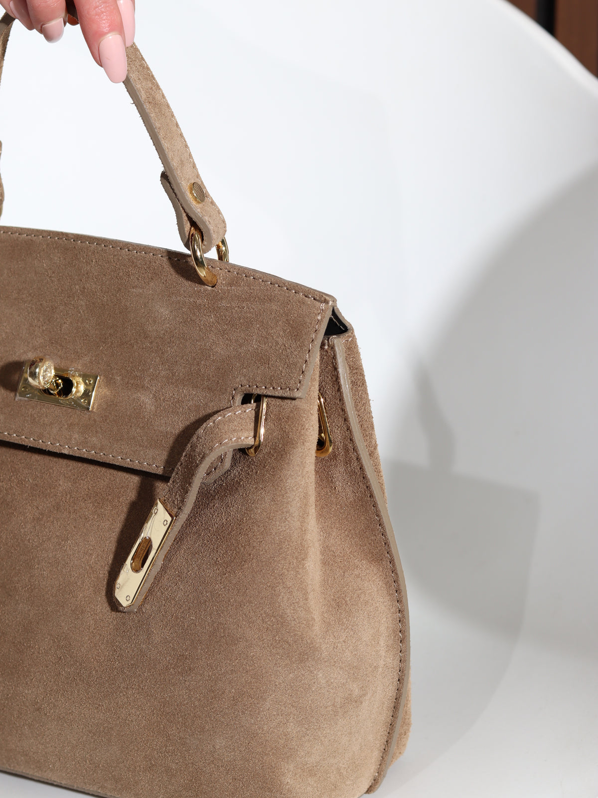 Bēšas värvid d/zamšādas soma ar sānu lencēm un aiztaisāmu augšpusi - 17847