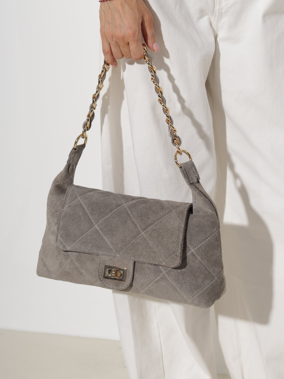Pelēka rokassoma 'Zamša rombiņš' - 20491