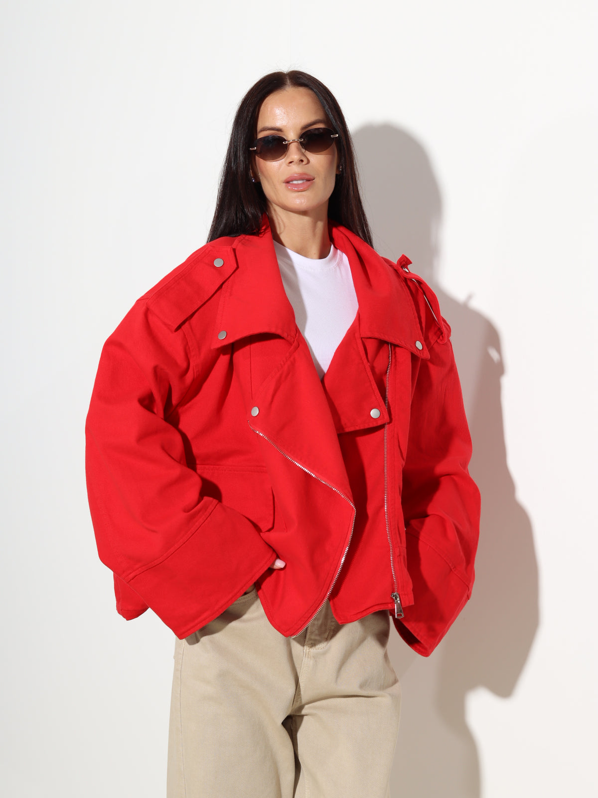Sarkana, oversize džinsa jaka 'Biker' stilā - 20131