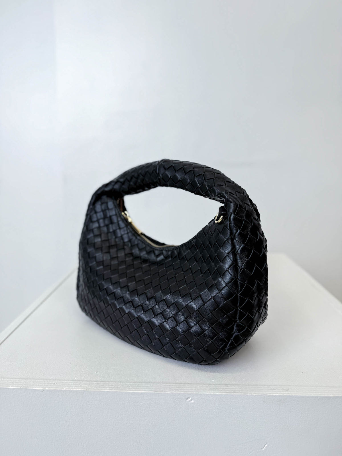 Melna d/a mini pītas virsmas soma - 15938