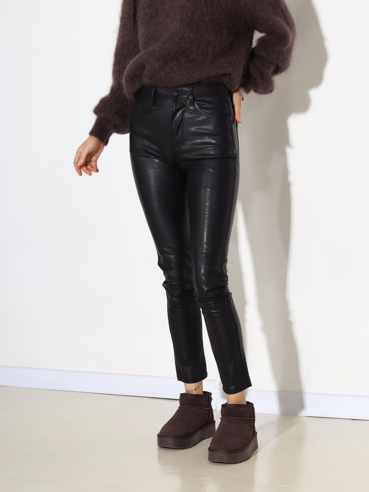 Melnas , matētas eco ādas bikses ar siltinājumu - 17966. a