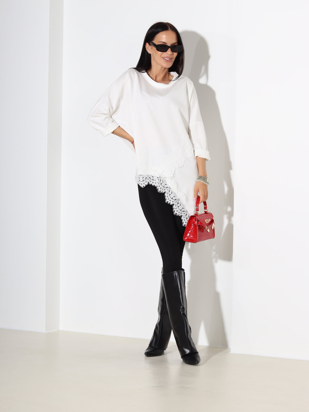 Balts tops ar pagarinātu apakšmalu un mežģīņu akcentu – 18300