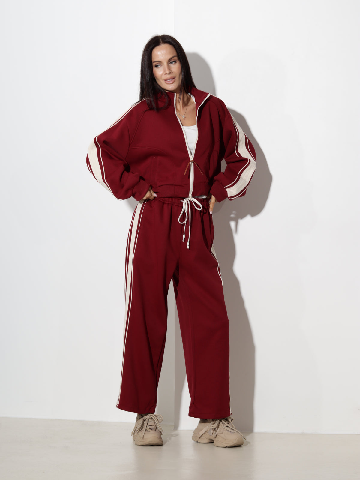 Bordo sarkans komplekts, sportiska stila ar svītrām - 21317