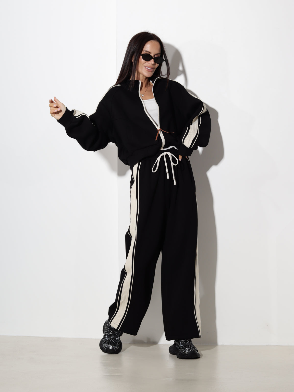 Melns komplekts, sportiska stila, ar svītrām - 21318