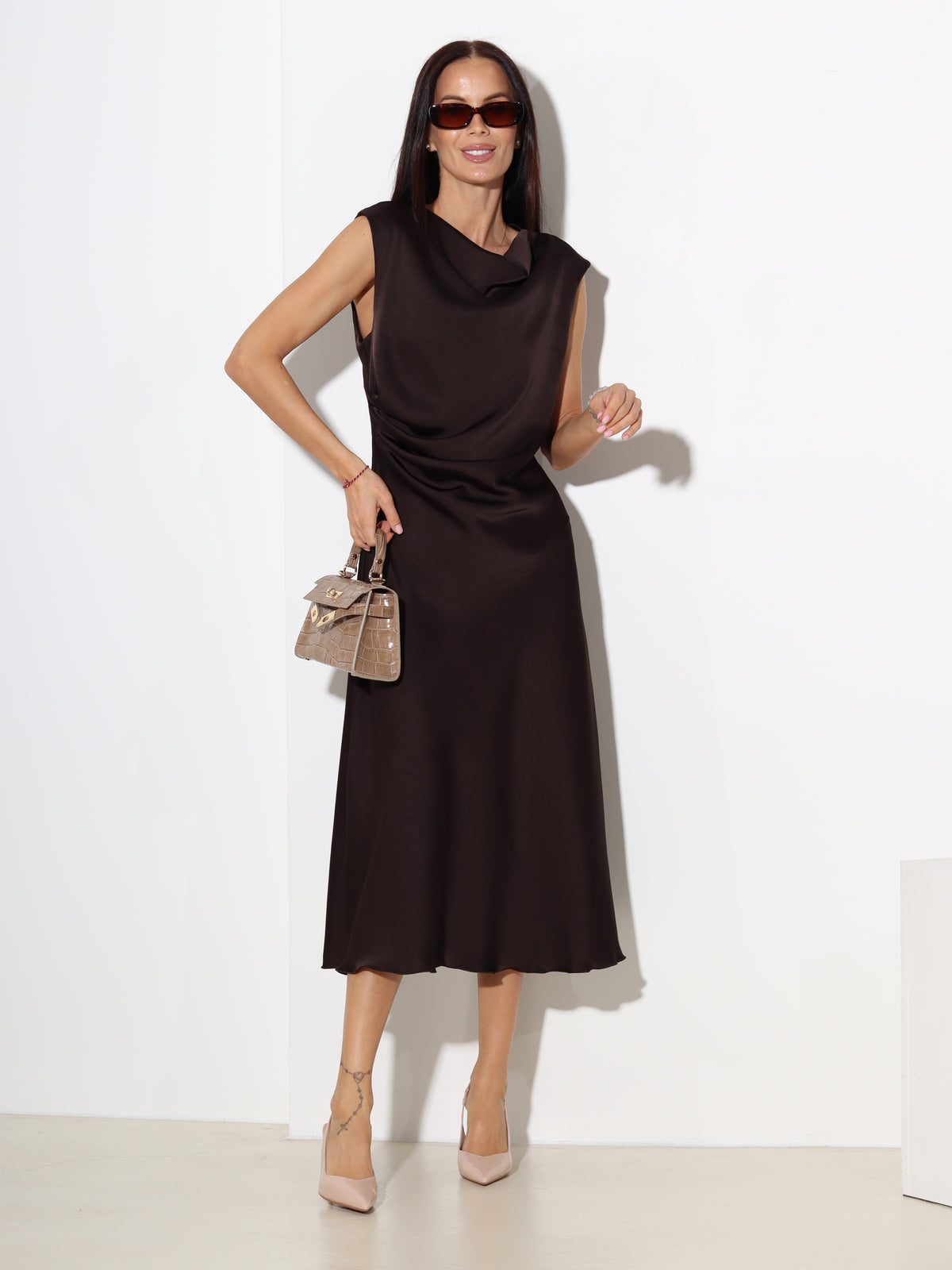 Šoko brūna atlasa auduma , midi kleita ar savilkumu sānu daļā- 20029