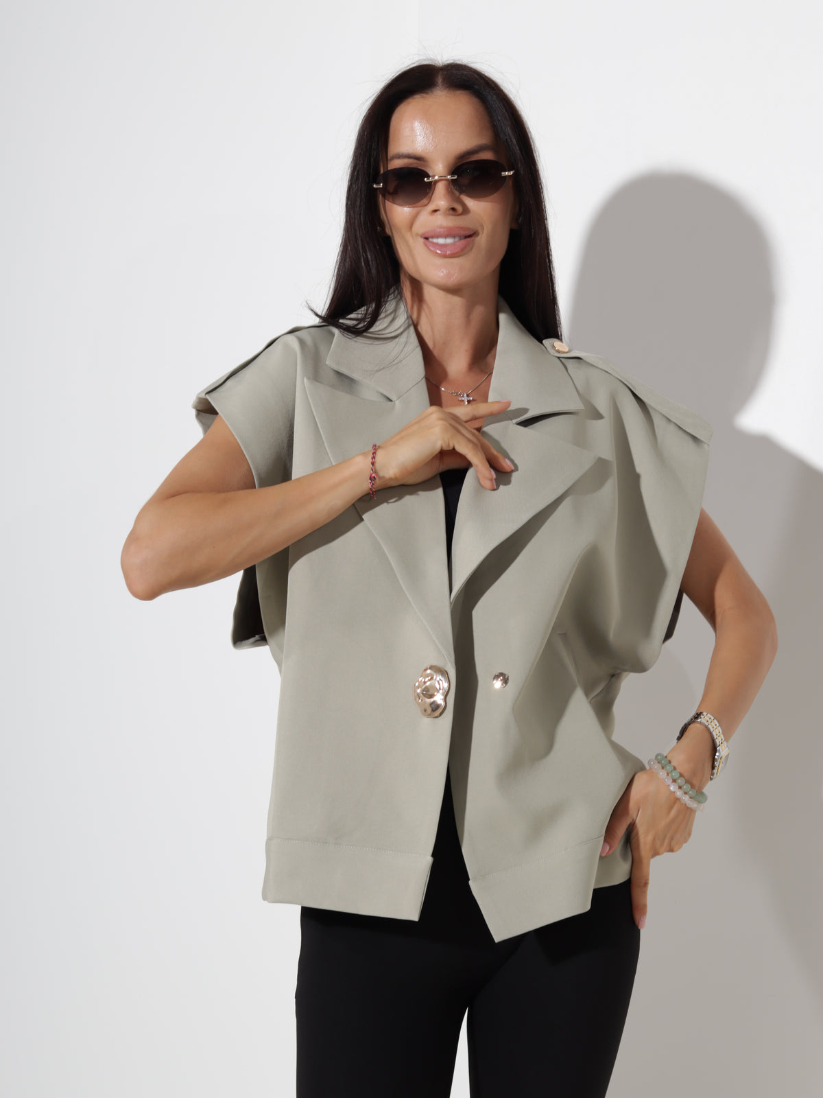 Zaļa oversize veste ar zelta krāsas spiedpogu un platu apkakli  - 20366