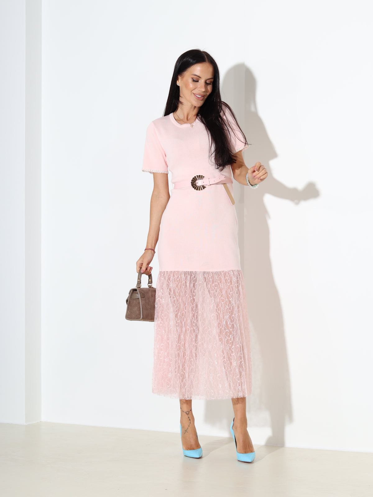 Rozā smalka adīta kleita ar mežģīni apakšdaļā - 18135